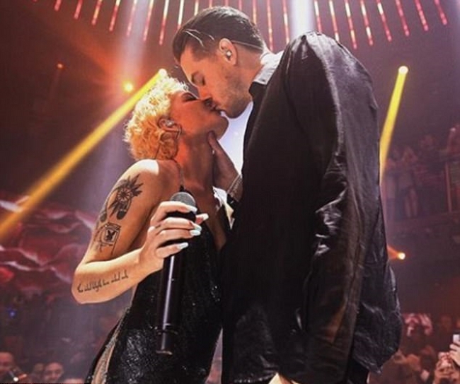 G-Eazy and Halsey Start 2018 by Kissing on Stage