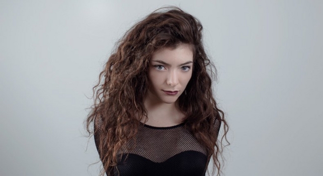 Lorde Makes Her Way with a Machete Trough an Exotic Jungle in the Music Video for Perfect Places