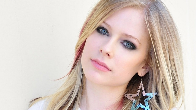 Avril Lavigne Makes A Comeback With New "Head Above Water" Music Video