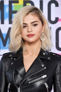 Selena Gomez Changes Hair Color to Blonde! Her Response to Fan Questions is Hilarious