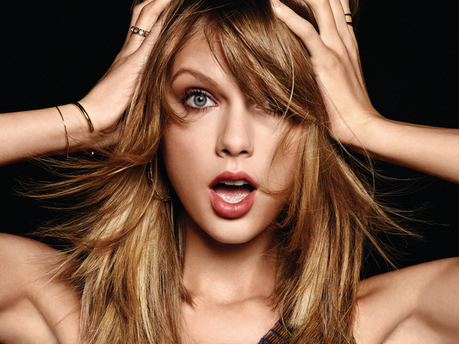 Taylor Swift Sells 700,000 Copies of "Revival" During the First Day